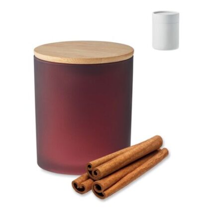 Kerze in einem Halter aus Milchglas mit Deckel aus Bambus. Wachs auf pflanzlicher Basis. Unterschiedliche Düfte. 200 g. Brenndauer: 33 Stunden. Verpackt in einer Papierhülse. Kerze im Glas 200 g